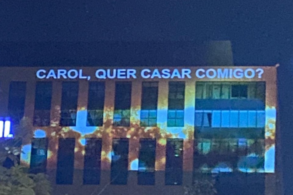 Pedido de casamento feito na fachada do Banco do Brasil, 402 Norte
