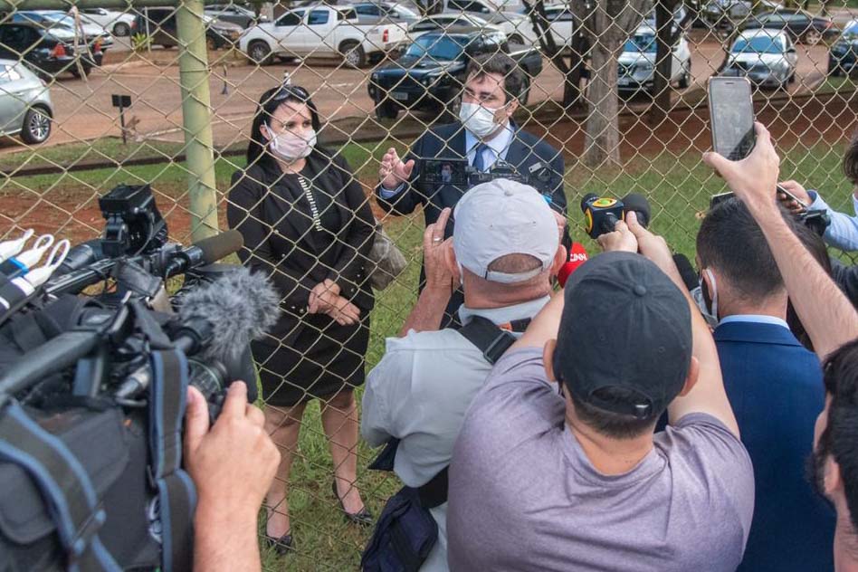 advogados da sara winter conversa com jornalistas na PF em brasília