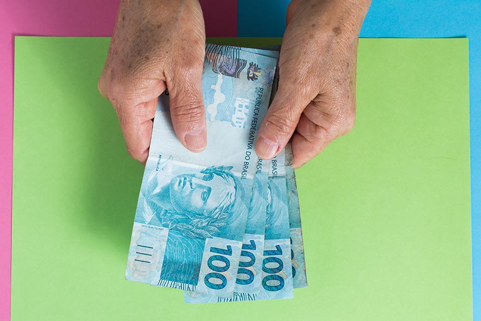 maos seguram dinheiro