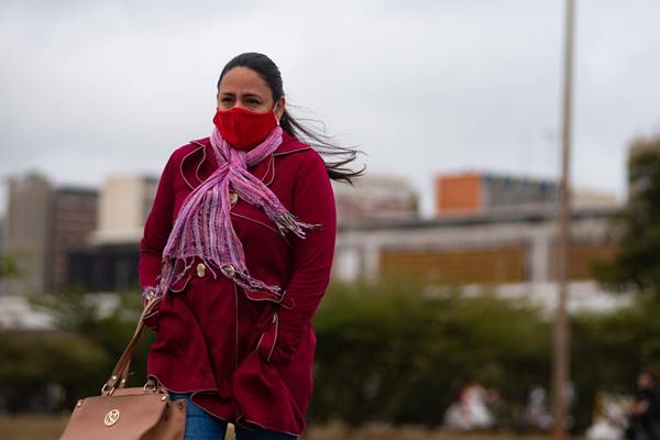 Frio e vento forte nesta manhã de quarta-feira (17/6) no centro do plano piloto