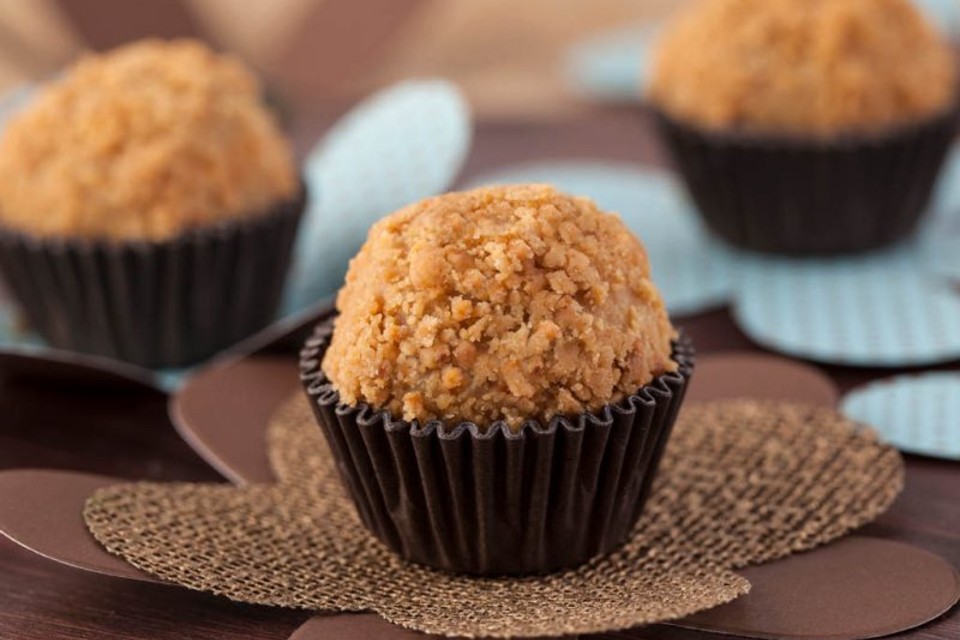 Brigadeiro de paçoca recheado com brigadeiro de chocolate meio amargo, receita da Ana Maria Braga