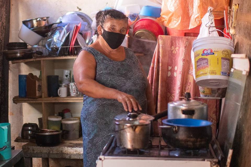 Dono de casa preparando refeição