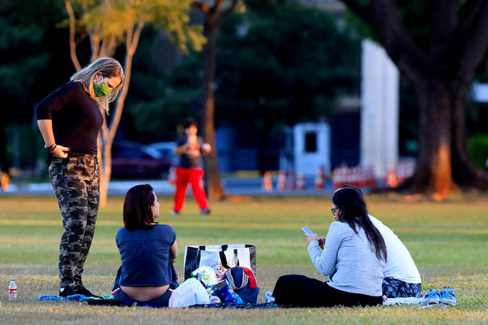 grupo de pessoas sentada em área verde