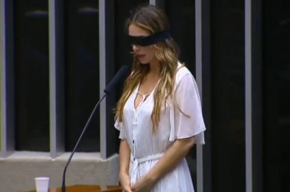 Paula Belmonte usa venda nos olhos para mandar recado ao STF