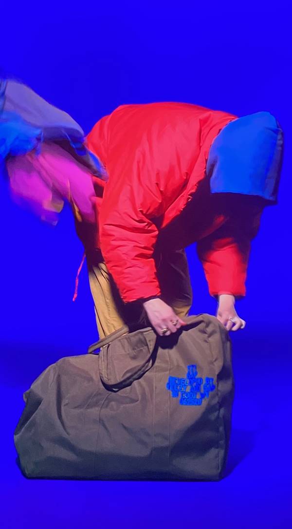 Foto compartilhada por Kanye West nessa sexta-feira (26/06). A bolsa é decorada com a frase “Desenvolvida por Yeezy e Gap”