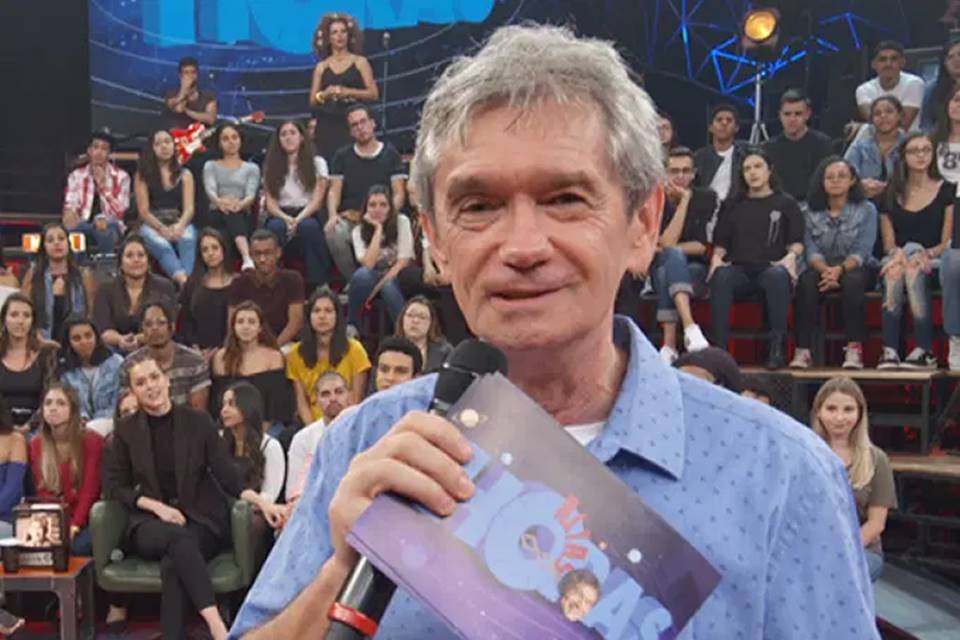 Foto colorida do Serginho Groisman no programa Altas Horas - Metrópoles