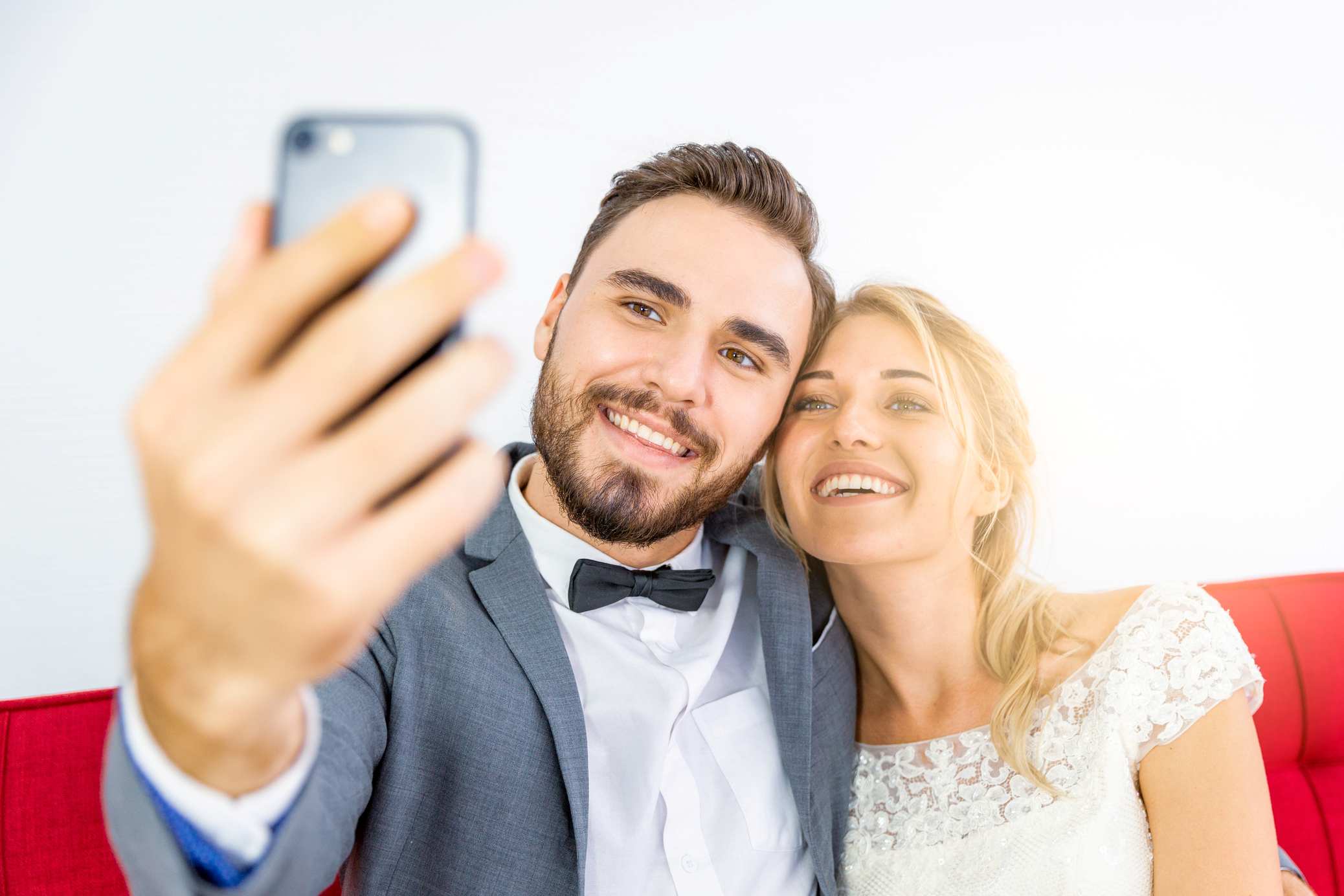 noivo e noiva fazendo selfie