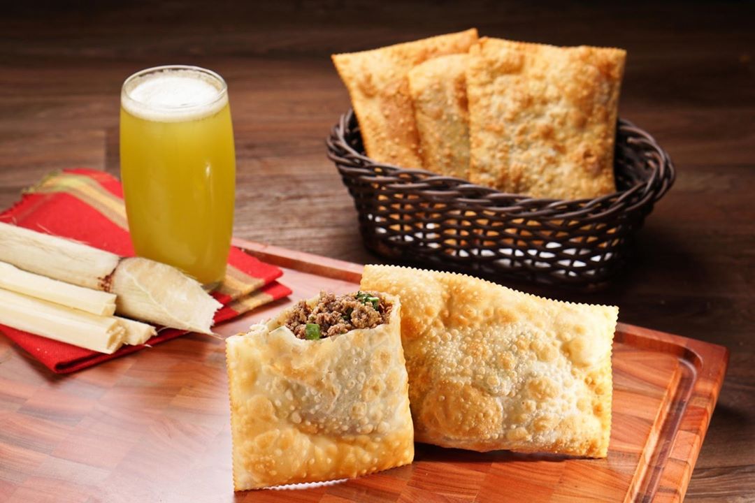 Pastéis e caldo de cana