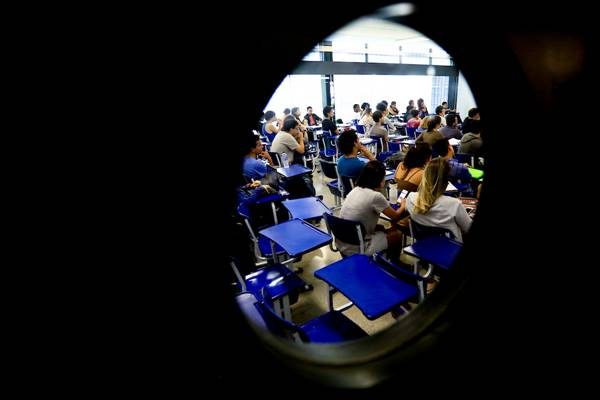 Alunos dentro de sala de aula