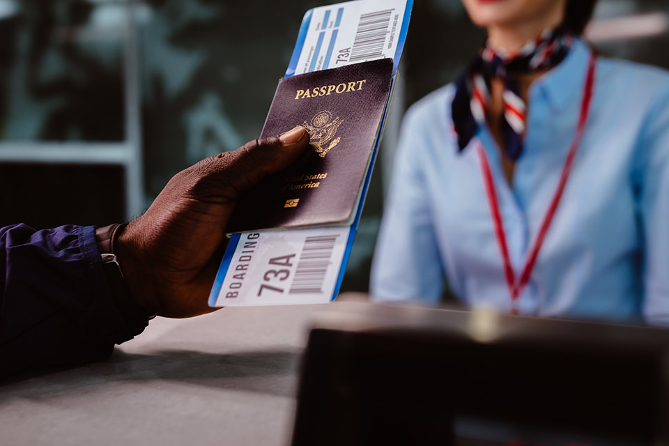 imagem colorida passagem aérea em guichê de aeroporto - Metrópolles