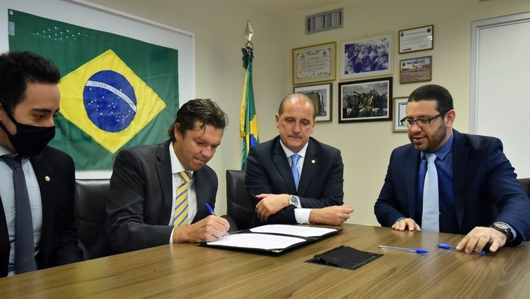 ministro da Cidadania, Onyx Lorenzoni, e o defensor público-geral da União (DPGU), Gabriel Faria Oliveira