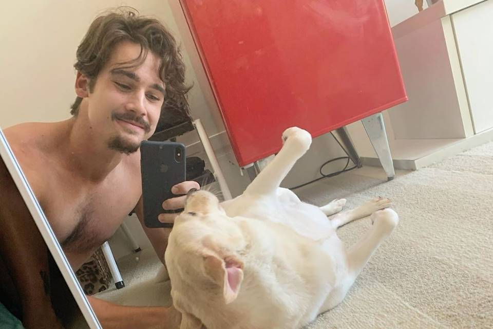 Nicolas Prattes e Branca fazendo pose para fotos