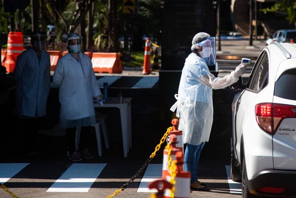 Profissional mede temperatura de motorista no DF
