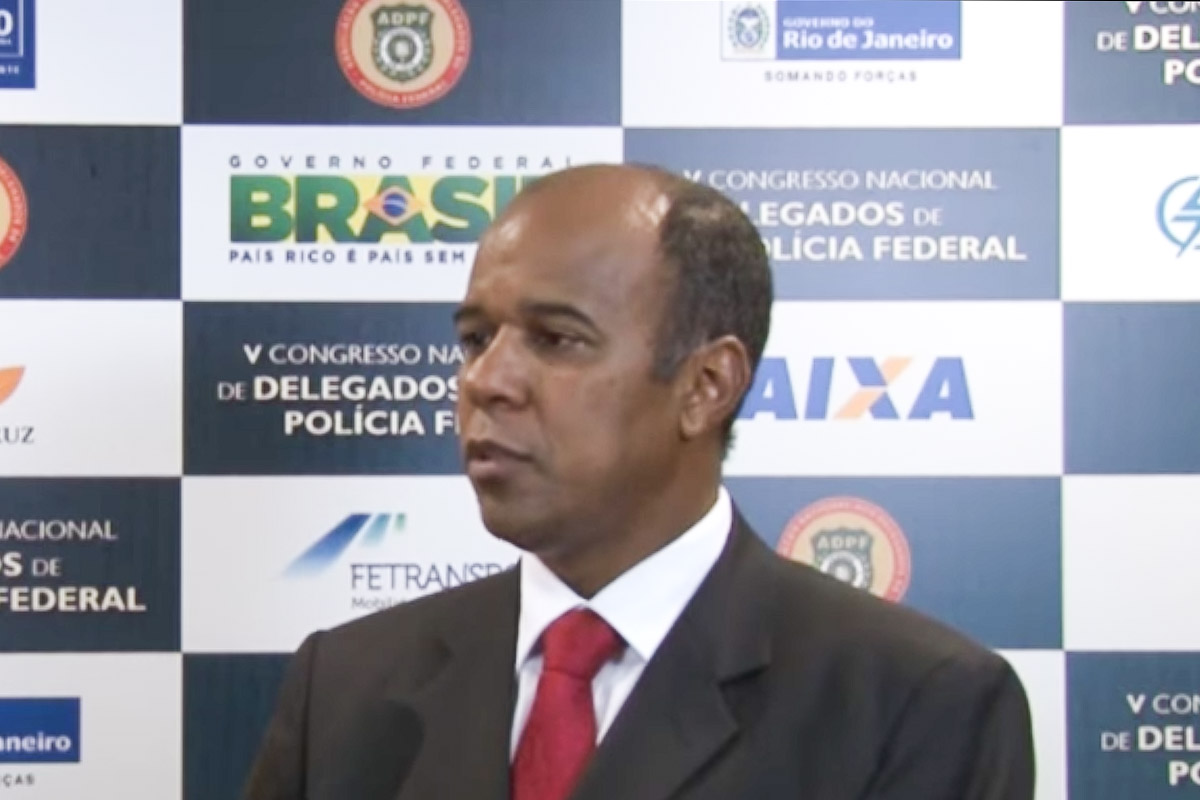 valmir lemos durante entrevista