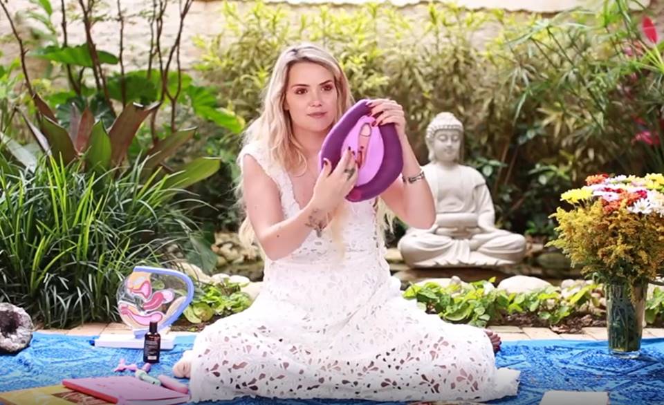 Marcela McGowan com vulva