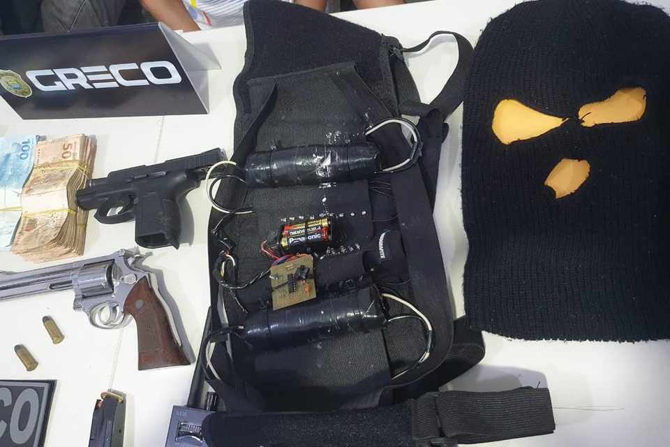 Colete com explosivos falsos