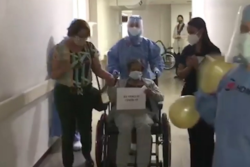 paciente de 98 anos recebe alta