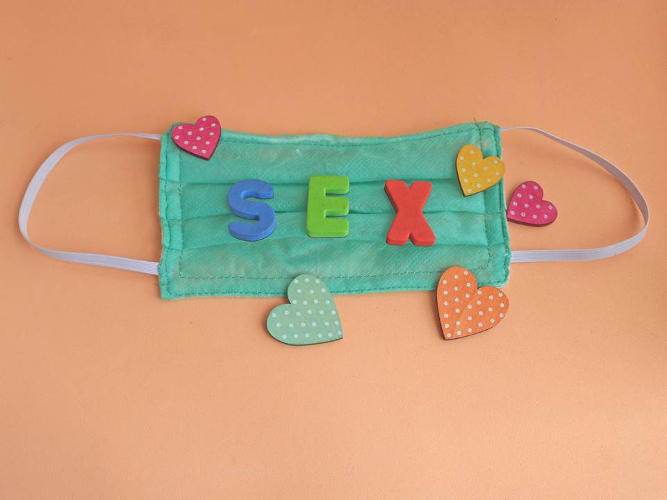 Máscara com letras formando a palavra sex
