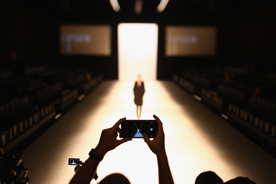 Celular em cenário de desfile de moda
