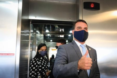 Flávio Bolsonaro e a advogada Luciana Pires