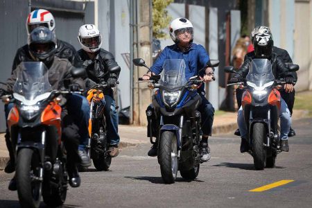Bolsonaro sai de moto do Alvorada