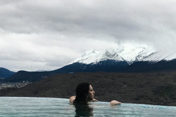 Mulher toma banho de piscina em Ushuaia, na Argentina