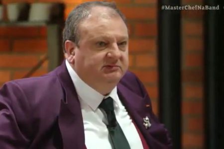 Foto colorida do chef Érick Jacquin como jurado do MasterChef Brasil - Metrópoles