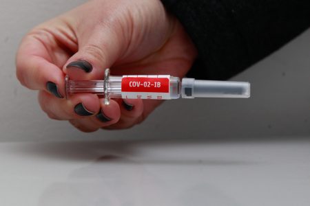 Primeiro dia de testes da vacina covid-19 sendo aplicada na hub