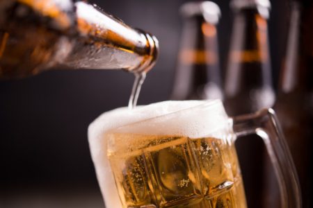 Cerveja sendo colocada em uma caneca de chope