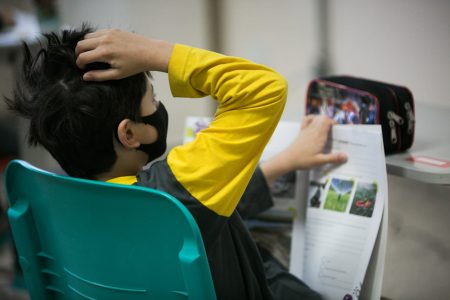 Aluno em aula no DF durante pandemia