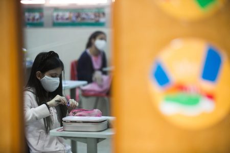 Estudante usando máscara em sala de aula de escola particular do DF