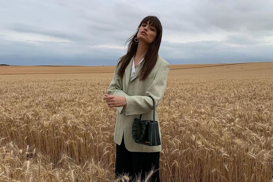 Clara Luciani em campo de trigo, cenário de desfile da Jacquemus