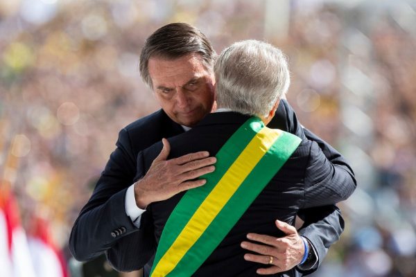 Michel Temer aguarda Bolsonaro no alto da rampa do palacio do planalto - Posse do presidente Jair Bolsonaro