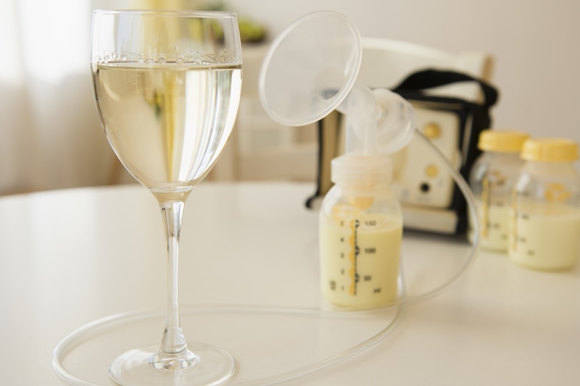 Taça de vinho e leite materno