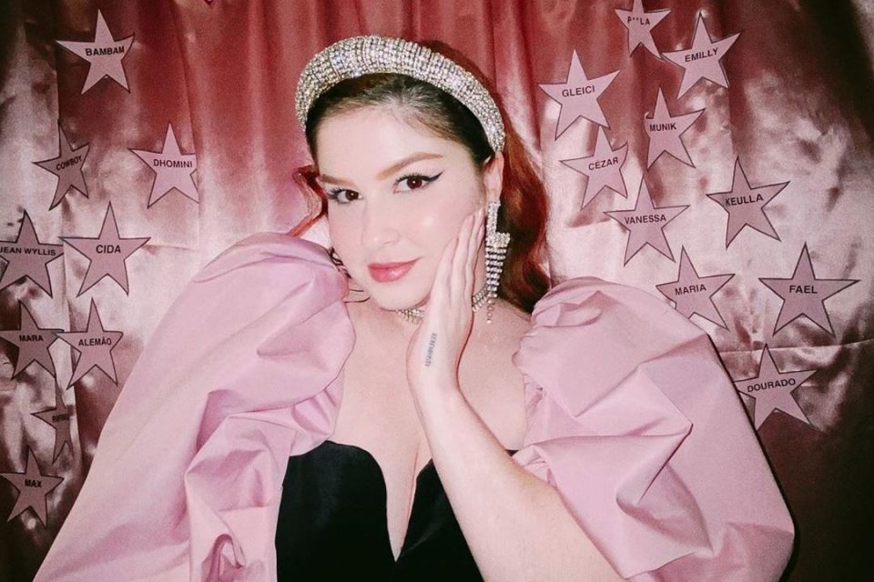 Julia Lourenço com mangas bufantes