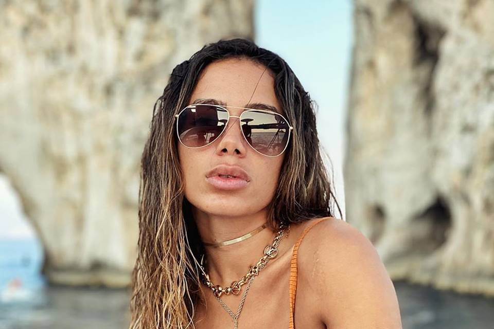 Anitta de óculos escuros