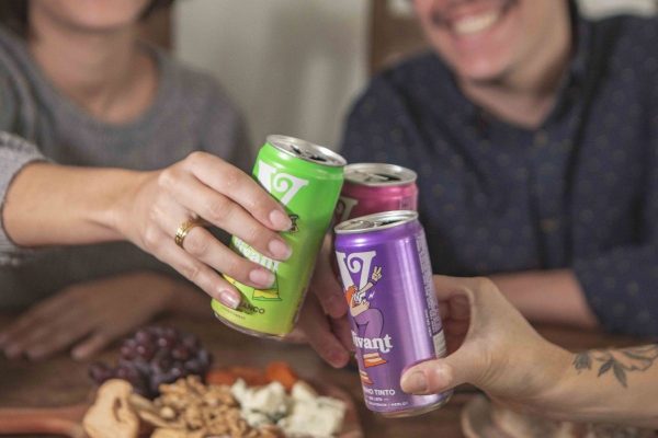 Pessoas brindam com vinhos em lata da Vivant
