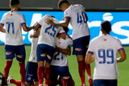 Jogadores do Bahia comemoram gol