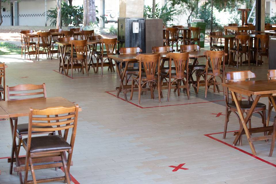 Justiça proíbe demissões mais baratas em hotéis, bares e restaurantes do DF