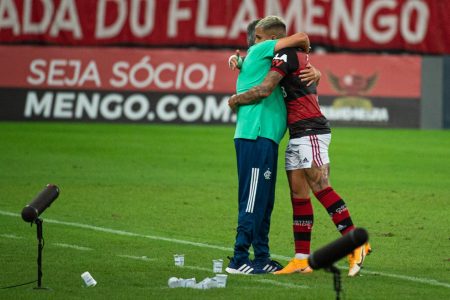 Gabigol abraça Domenec Torrent