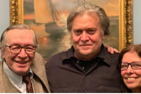Olavo de Carvalho, Steve Bannon e Roxane Carvalho, esposa do escritor