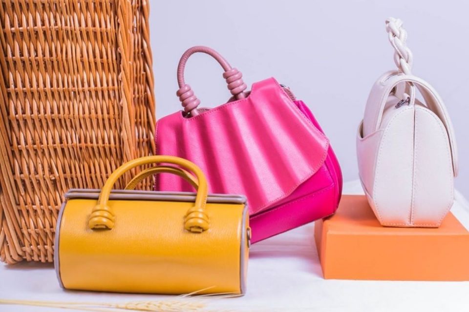Bolsas rosa, amarela e branca