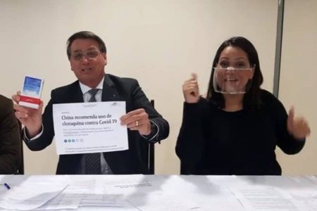 Bolsonaro durante transmissão ao vivo nas redes sociais