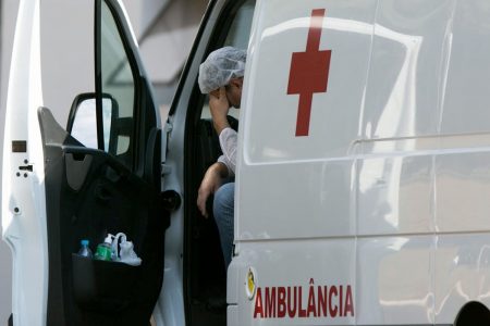 Ambulância deixa paciente com cornavirus (covid-19) no Hran