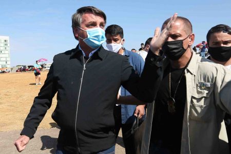 Bolsonaro diz a reporter: 'Vontade que tenho È encher sua boca de porrada'