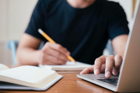 Pessoa estudando para concurso - Metrópoles