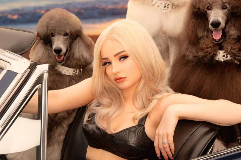 Kim Petras dentro de carro com poodles