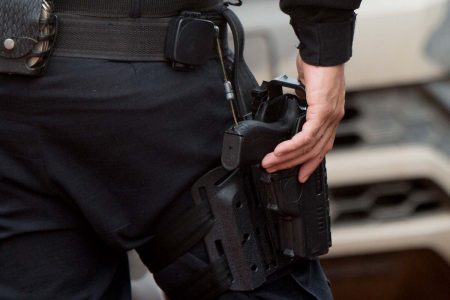policial com arma pistola