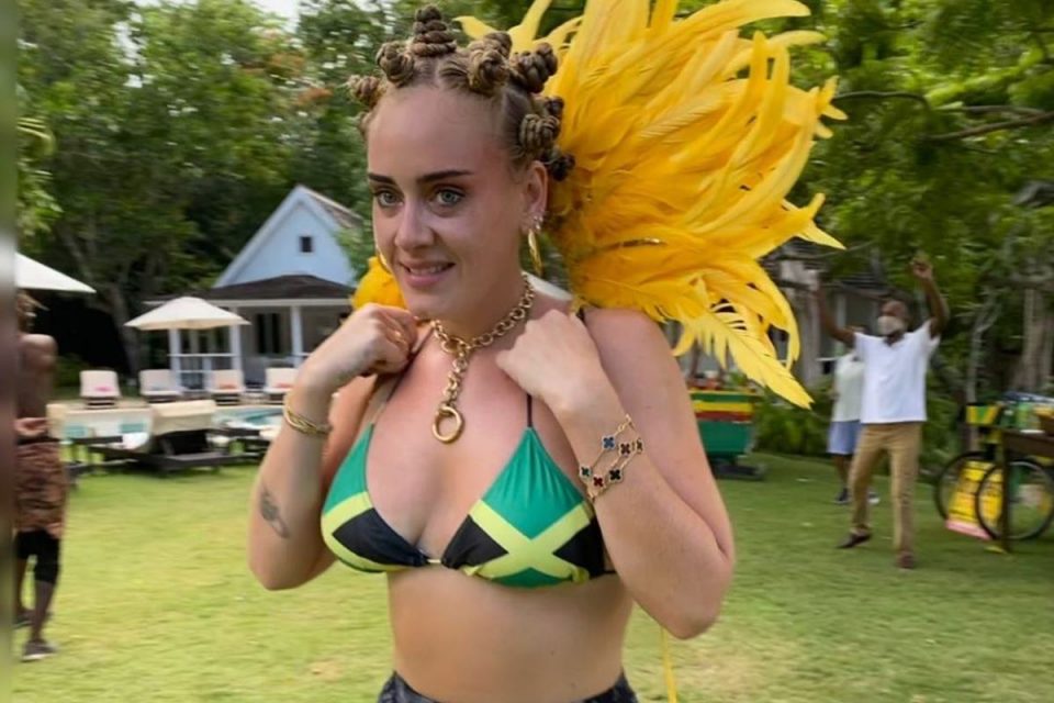 Adele comemorando o Carnaval de Notting Hill com bantu knots e biquíni