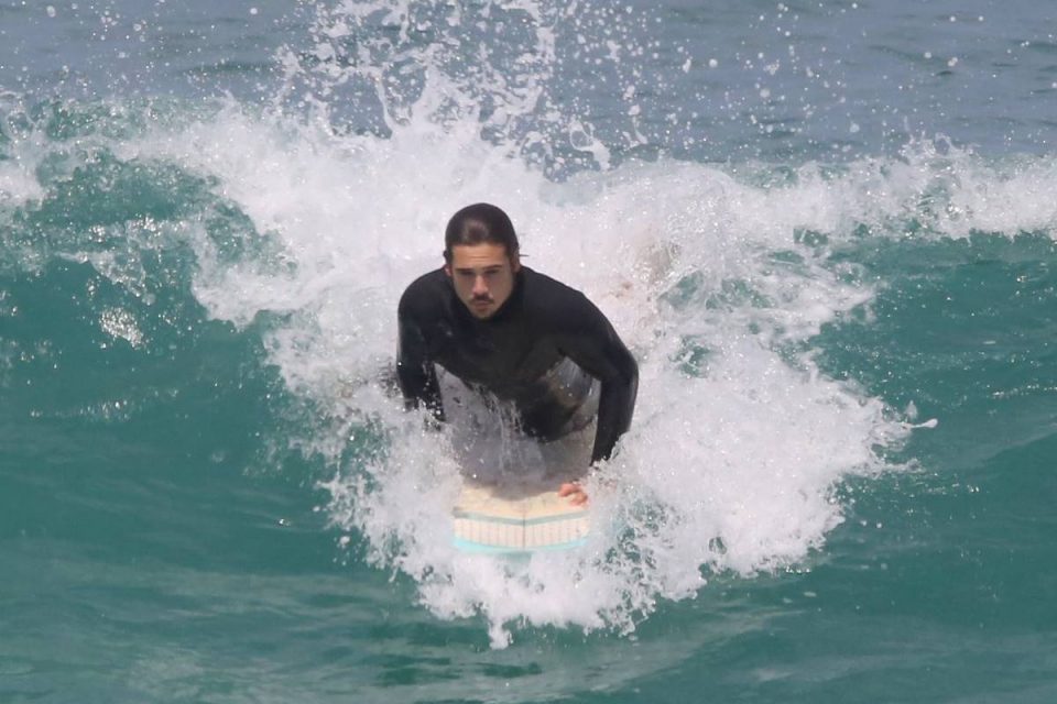 Nicolas Prattes surfando